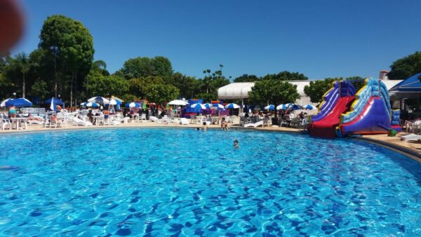 Splash na Piscina Local - Imagem 4